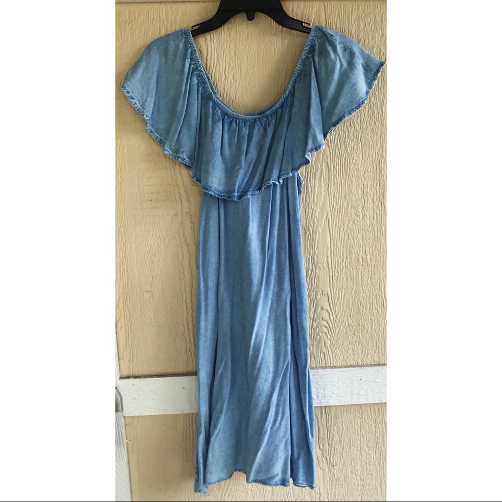 Sleeveless blue denim midi dress with ruffle